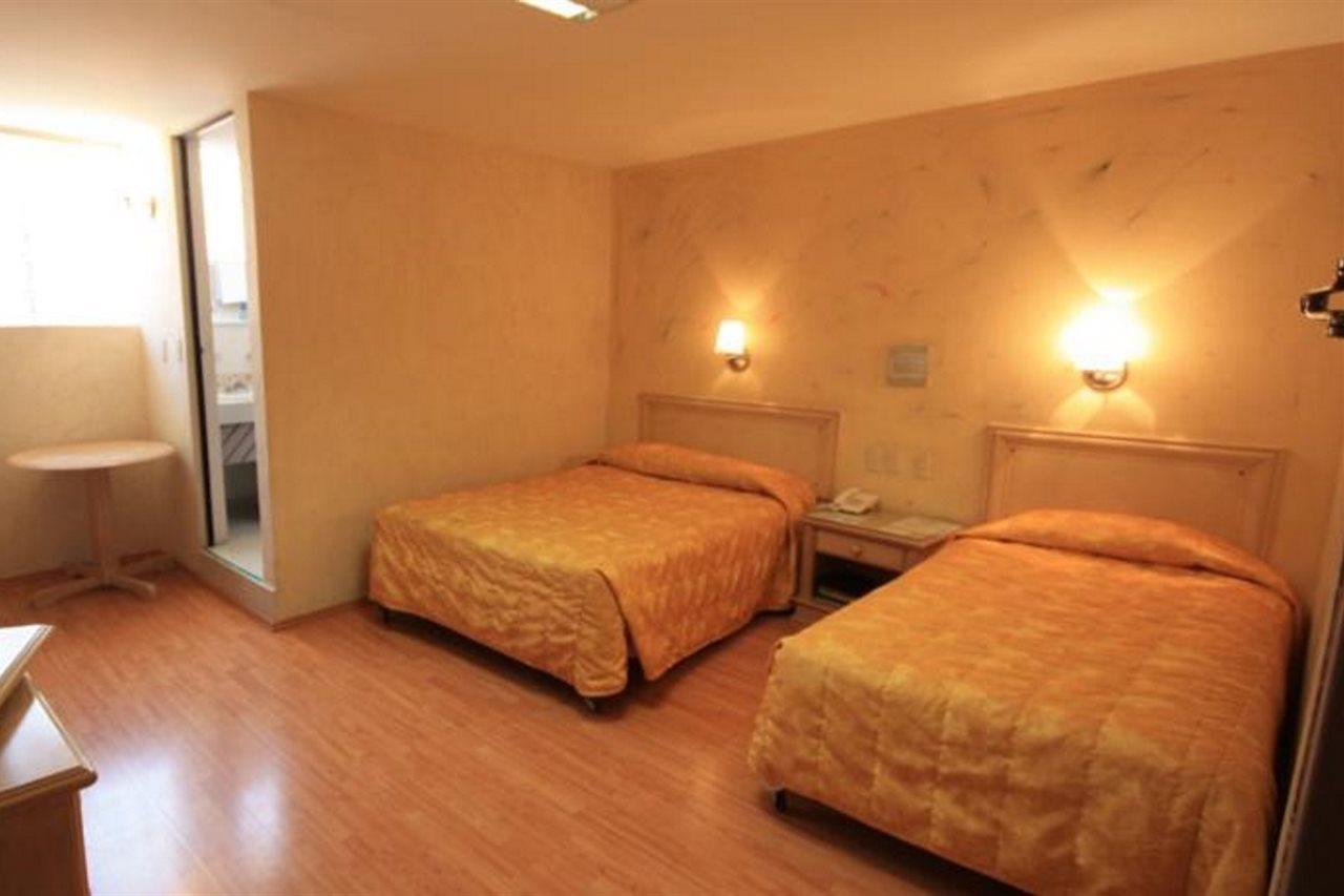 Hotel Mision León de los Aldamas Extérieur photo